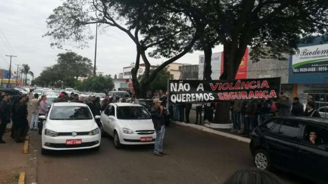 Comerciantes fecham as portas e fazem protesto por mais seguran&ccedil;a 