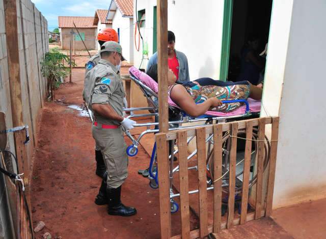 J&aacute; est&atilde;o em casa m&atilde;e e beb&ecirc; nascido no banheiro de residencia ontem