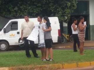 Familiares protestaram em frente a delegacia na manhã desta quinta-feira (16). (Foto: Direto das Ruas)