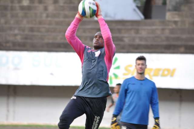 No clima, goleiro do Comercial chama aten&ccedil;&atilde;o pela &quot;loucura&quot; em Navira&iacute;