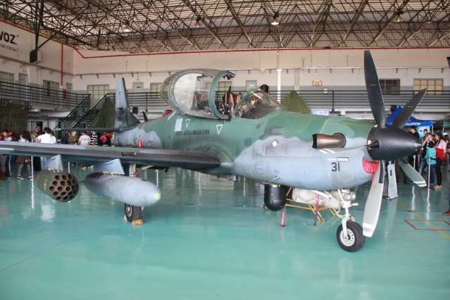 Sol aparece e milhares de fam&iacute;lias aproveitam o dia na Base A&eacute;rea