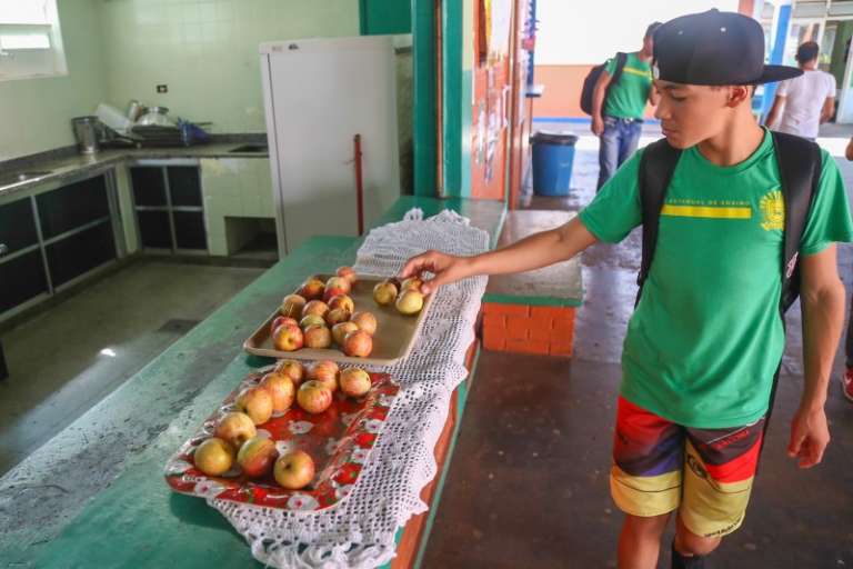 No primeiro intervalo, durante a manhã, os alunos podem comer frutas. (Foto: Fernando Antunes)