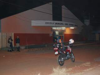 Escola Municipal fica na rua Dois Irmãos, no Jardim Noroeste, em Campo Grande. (Foto: Pedro Peralta)