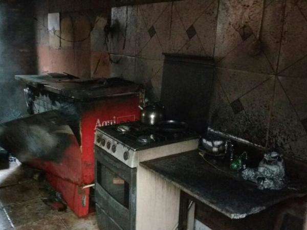 Inc&ecirc;ndio atinge resid&ecirc;ncia e destr&oacute;i cama, fog&atilde;o, geladeira e eletr&ocirc;nicos