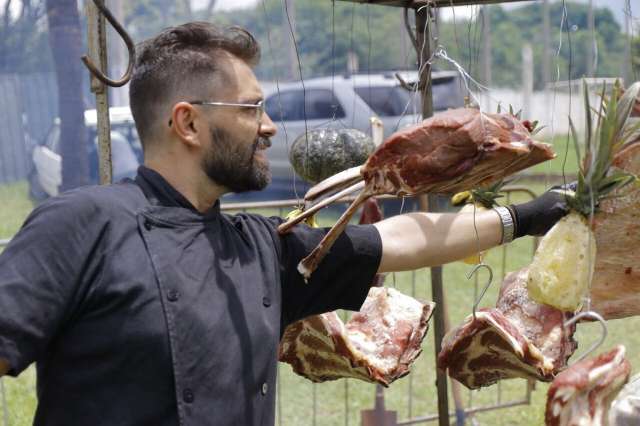 Para ser diferente, Luis inventou o varal de churrasco preparado em domic&iacute;lio