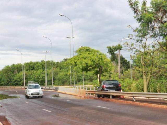 Motorista abandona ve&iacute;culo acidentado &agrave; margem de c&oacute;rrego