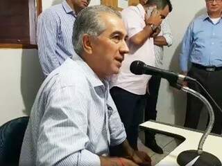 Governador Reinaldo Azambuja (PSDB) durante entrevista na rádio FM Rio Negro (Foto: Reprodução/Facebook)