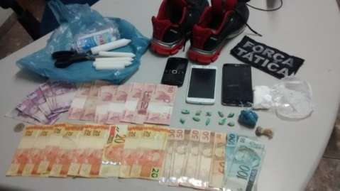 Dinheiro e celulares são encontrados com jovem preso por tráfico de drogas