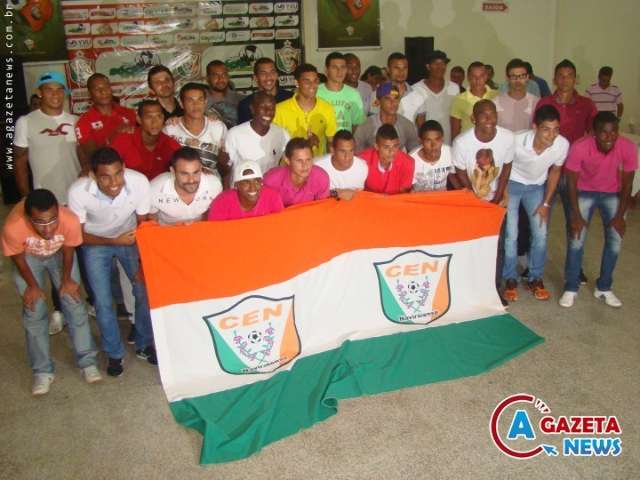 Naviraiense apresenta elenco, patrocinadores e novos uniformes