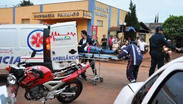 Motoqueiro fica ferido ap&oacute;s colis&atilde;o com carro dirigido por policial