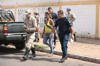 Mulher acusada de tentar matar outra é detida por bombeiros e policiais militares (Foto: Marcelo Victor)