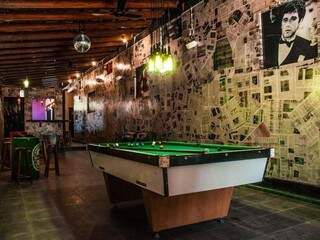 Pub é entrada principal do hostel e a diversão de visitantes e hóspedes. (Foto: Reprodução Facebook)