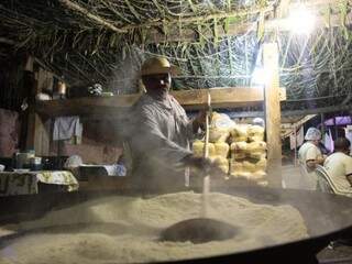 Aristeu fabrica farinha em Anastácio e é referência no assunto  (Foto: Cleber Gellio)