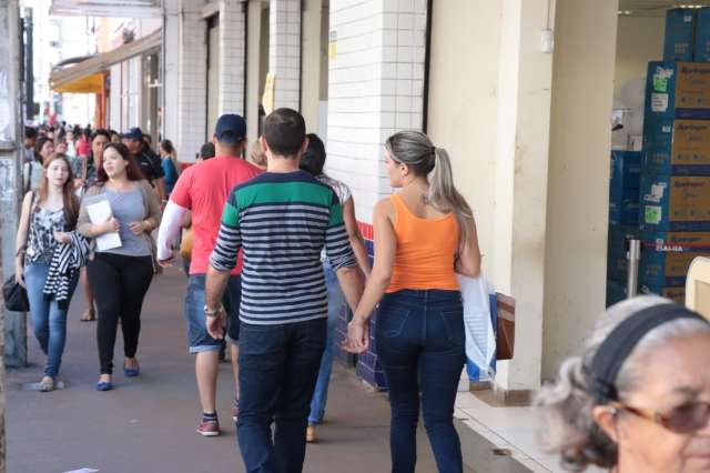 Supermercados fecham e shoppings abrem parcialmente no feriado