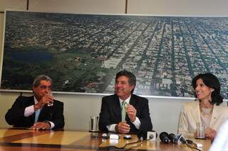 Governador André Puccinelli concedeu entrevista ao lado do prefeito Murilo Zauith e da vice-prefeita Dinaci (foto: Assecom)