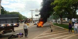 Carro foi incendiado no centro da cidade durante treinamento dos bombeiros (Foto: Marcos Donzeli/Nova Notícias)