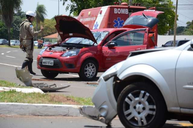 Capotagem  tumultua tr&acirc;nsito na Afonso Pena com Duque de Caxias
