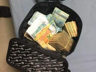 Bolsa com dinheiro apreendida em um dos endereços vasculhados (Foto: PF/Divulgação)