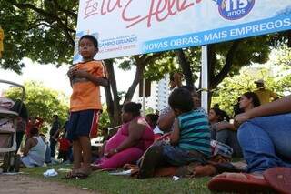 Cerca de 50 pessoas, entre mulheres e crianças, permanecem em frente a Prefeitura. (Foto: Marcelo Victor)