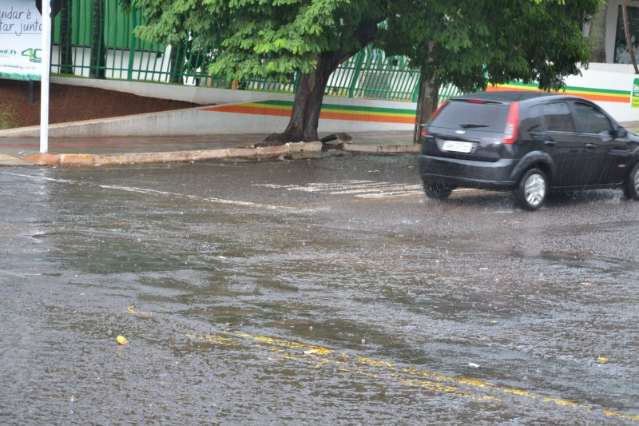 Chuva forte marca segundo dia de ver&atilde;o em Campo Grande