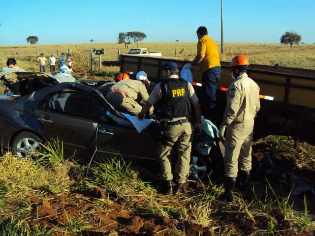  Identificada mulher que morreu em colis&atilde;o entre Corolla e caminh&atilde;o