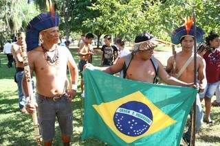 Índios iniciaram concentração na Praça do Rádio e seguiram em passeata até a Ary Coelho (Foto: Marcos Ermínio)