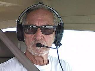 Edmur Guimara Bernardes, de 78 anos, dentro de uma aeronave (Foto: )