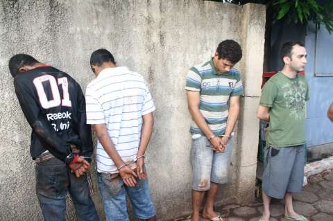 Seis pessoas foram presas acusadas de sequestro e roubo de guindaste