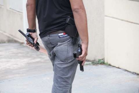 Corregedoria encontra munições de fuzil e armas  em casa de sargento