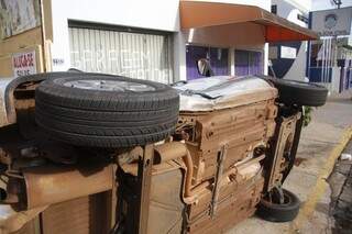 Carro ficou tombada em frente de delegacia durante 1 hora (Foto: Marcelo Victor)