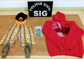 Short e chinelos da vítima, moletom e boné do autor (Foto: divulgação/Polícia Civil 