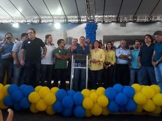 Sérgio de Paula, presidente do PSDB em MS, discursa ao lado de Rose Modesto e Beto Pereira, em evento neste sábado. (Foto: Fernanda Palheta).