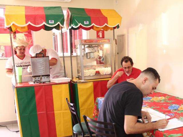 Em dia comemorativo, doador de sangue ganha lanche t&iacute;pico junino