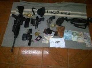 Drogas e armas foram encontradas com grupo (Foto: Reprodução/Capitanbado)