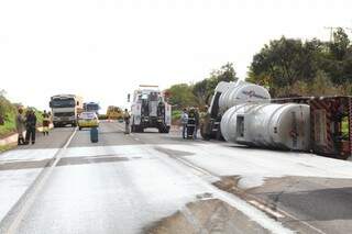 O caminhão tombou e derramou 31 mil litros de diesel (Foto: Marcos Ermínio)