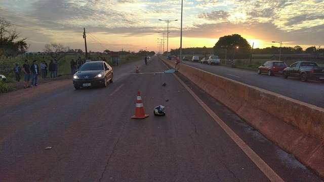 Homem perde controle e morre ap&oacute;s colidir moto em guard rail na MS-162