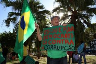  ex-vereador por Campo Grande, Fausto Mato Grosso, seguravam cartazes com críticas ao governo do Partido dos Trabalhadores (Foto: Fernando Antunes)