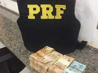 Várias notas de R$ 50 e R$ 100 foram apreendidas.
Total de R$ 98 mil (Foto: divulgação/PRF)