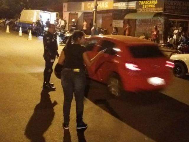Homem foge de blitz, colide moto em grade e vai preso por embriaguez