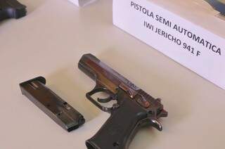 Pistola usada por Ezequiel para matar os dois homens. (Foto: Alcides Neto)