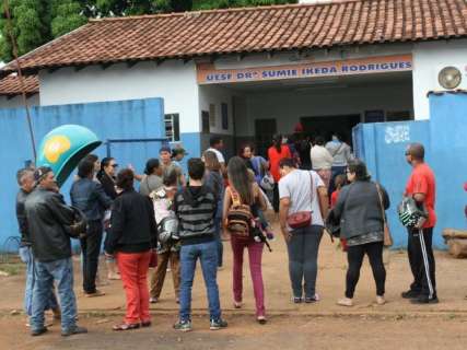 Moradores madrugam na fila para tentar marcar consulta e exame em posto de saúde