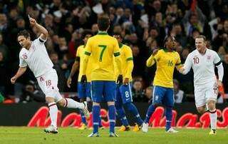 Volante Lampard comemora gol que garantiu vitória dos ingleses sobre o Brasil (Foto: Reuters)