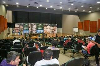 Alunos participaram do evento “Povos Originários na UEMS: Desafios e Conquistas” realizada no auditório da universidade na terça-feira (16) (Foto: Paulo Francis)