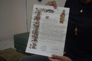 Márcia mostra o certificado de participação da Caminhada. (foto: Thaís Pimenta)