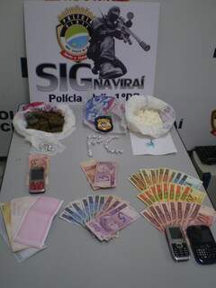 Entorpecentes, dinheiro e celulares apreendidos pela Polícia Civil. (Foto: Divulgação)