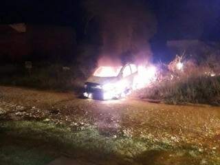 Carro sendo consumido pelo fogo na rua. (Foto: Direto das Ruas) 