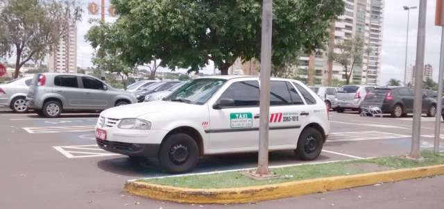 Taxista ignora estacionamento vazio e ocupa vaga de deficiente