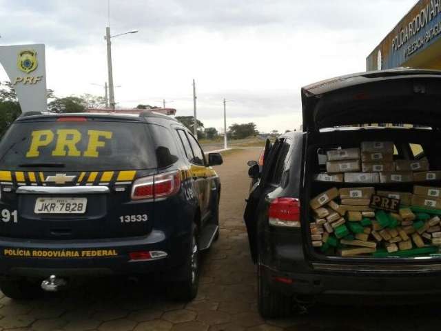 Traficante abandona carro de luxo com maconha "padr&atilde;o fifa" na BR-267