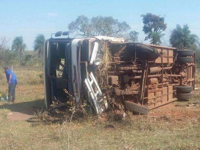&Ocirc;nibus capota e passageiros sofrem ferimentos leves na BR-060