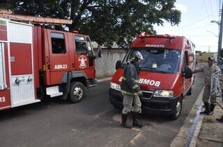 Três viaturas dos bombeiros estiveram no local. (Foto: Marcelo Calazans)